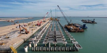النقل تعلن تقدماً بمشاريع ميناء الفاو